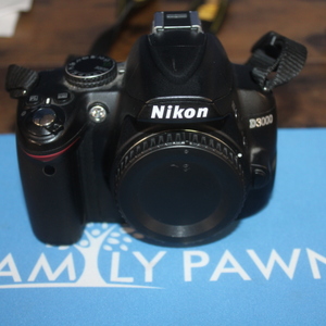 Nikon D3000 With Lens Charger And Comput D3000