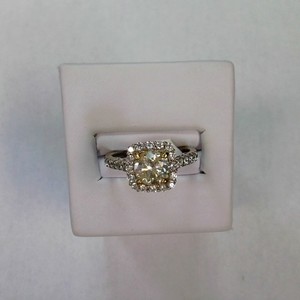  White Gold 14kt ring size 6 1/2