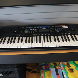 Yamaha Keyboard  e253