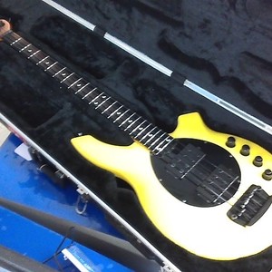 Ernie Ball  Bongo Bass In Blk Hard Shell