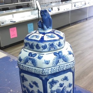 Chinese Porcelain Blue and White Urn 