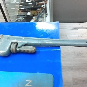 heavy pipe wrench 18"