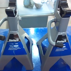 DIEHARD 2 TON RATCHETING JACK STANDS - SET