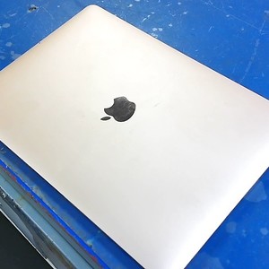 Apple laptop