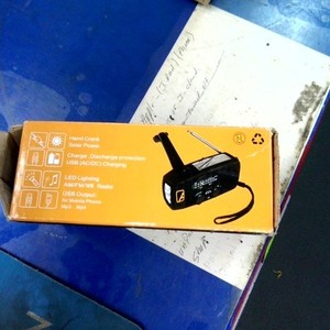 Sol Hand crank and solar powered radio/falshlight